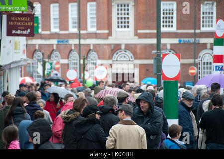 Menschenmassen auf dem Horsham Piazza Italia-festival Stockfoto