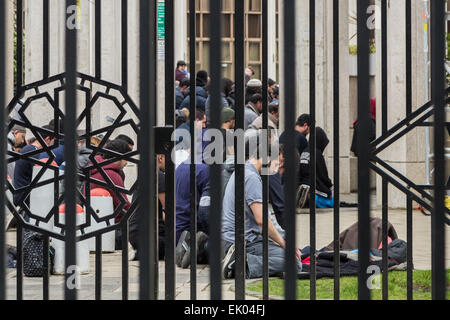 London, UK. 3. April 2015. Muslime besuchen mittags-Freitagsgebet in der Londoner Zentrale Moschee Kredit: Guy Corbishley/Alamy Live News Stockfoto