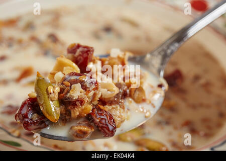 Löffel Müsli, Frühstücks-Cerealien mit Milch serviert Stockfoto