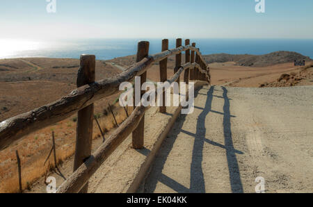 Trail führenden Preveli Strand aka Palm Beach und die Lagune und mit direktem Blick auf das Libysche Meer, Südküste, Kreta, Griechenland. Stockfoto