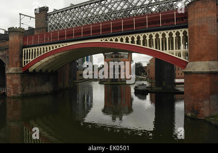 Grauen Himmelsblick auf Kartoffel Wharf, Cornbrook und Manchester South Junction Viadukten überquert Castlefield Canal Basin, Manchester Stockfoto