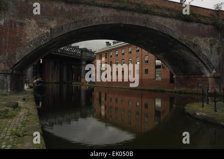 Großen nördlichen Viadukt, Castlefield Jugendherberge durch Salford Filiale Viadukt Bogen, Castlefield Canal Basin, Manchester, UK Stockfoto