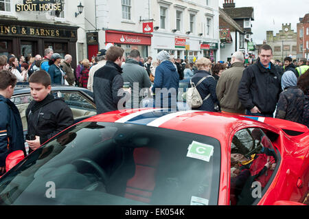 Horsham, West Sussex, UK. 03 Apr, 2015. Eine Parade von Ferraris in der carfax am Freitag, den 3. April 2015 während der Ferrari Finale der Horsham Piazza Italia Festival. Piazza Italia 2015 wurde in Horsham, West Sussex, von Freitag 3 April bis Montag, den 6. April 2015 statt. Quelle: Christopher Mills/Alamy leben Nachrichten Stockfoto