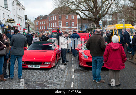 Horsham, West Sussex, UK. 03 Apr, 2015. Eine Parade von Ferraris in der carfax am Freitag, den 3. April 2015 während der Ferrari Finale der Horsham Piazza Italia Festival. Piazza Italia 2015 wurde in Horsham, West Sussex, von Freitag 3 April bis Montag, den 6. April 2015 statt. Quelle: Christopher Mills/Alamy leben Nachrichten Stockfoto