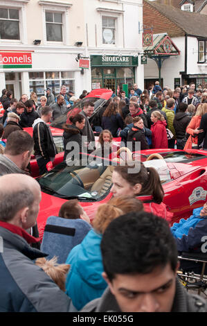 Horsham, West Sussex, UK. 03 Apr, 2015. Eine Parade von Ferraris in der carfax am Freitag, den 3. April 2015 während der Ferrari Finale der Horsham Piazza Italia Festival. Piazza Italia 2015 wurde in Horsham, West Sussex, von Freitag 3 April bis Montag, den 6. April 2015 statt. Quelle: Christopher Mills/Alamy leben Nachrichten Stockfoto