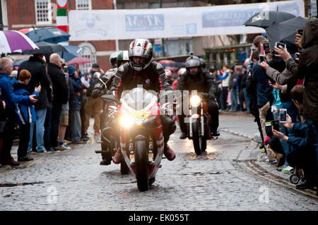 Horsham, West Sussex, UK. 3. April 2015. Ducati led Motorrad Anzeige in der Carfax auf Freitag, 3. April 2015 auf dem Horsham Piazza Italia Festival 2015. Piazza Italia 2015 fand in Horsham, West Sussex, von Freitag, 3 April, Montag, 6. April 2015 statt. Bildnachweis: Christopher Mills/Alamy Live-Nachrichten Stockfoto