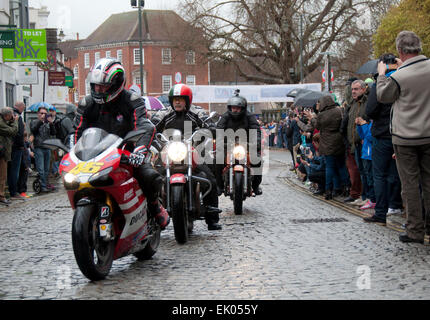 Horsham, West Sussex, UK. 3. April 2015. Ducati led Motorrad Anzeige in der Carfax auf Freitag, 3. April 2015 auf dem Horsham Piazza Italia Festival 2015. Piazza Italia 2015 fand in Horsham, West Sussex, von Freitag, 3 April, Montag, 6. April 2015 statt. Bildnachweis: Christopher Mills/Alamy Live-Nachrichten Stockfoto