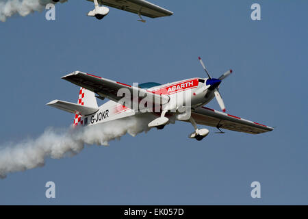 Ahmedabad, Gujarat, Indien. 3. April 2015. Mitglieder des globalen Stars Aerobatic Teams aus Großbritannien ausführen Flugmanöver auf der Luftfahrtmesse im Rahmen der Aero-Konklave 2015 am Sabarmati Fluss, Ahmedabad, Gujarat, Indien, am Freitagabend, 3. April, 2015 Credit: Manjeet & Yograj Jadeja/Alamy Live-Nachrichten Stockfoto