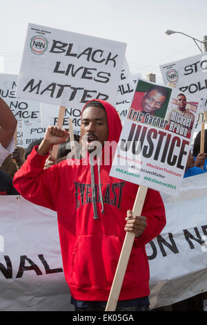 Inkster, Michigan USA. 3. April 2015. Hunderte zogen um das schlagen von Floyd Dent, ein afrikanisch-amerikanischen Auto-Arbeiter, durch weiße Polizisten protestieren. Das schlagen auf ein Polizeiauto Videokamera erfasst wurde und wurde häufig im Fernsehen übertragen. Bildnachweis: Jim West/Alamy Live-Nachrichten Stockfoto