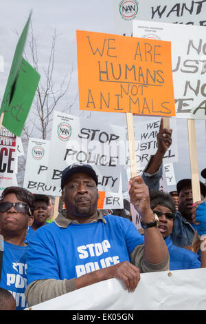 Inkster, Michigan USA. 3. April 2015. Floyd Dent schließt sich einen Marsch um Polizeigewalt protestieren. Dent, ein afrikanisch-amerikanischen Auto-Arbeiter wurde durch weiße Polizisten zusammengeschlagen. Das schlagen auf ein Polizeiauto Videokamera erfasst wurde und wurde häufig im Fernsehen übertragen. Bildnachweis: Jim West/Alamy Live-Nachrichten Stockfoto