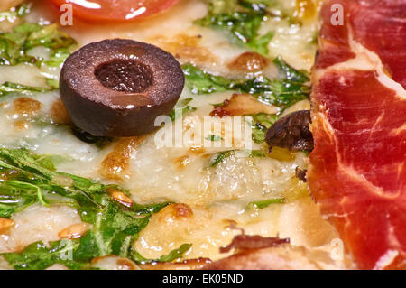 Weiße Pizza mit gebackenem Rucola, Mozzarella und trockenen kroatische Schinken Stockfoto