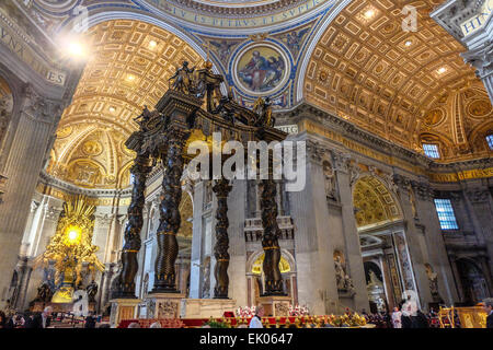 Vatikan-Stadt. 3. April 2015. Am Karfreitag feierte Papst Francis die Leidenschaft des Heiligen Petrus in der Basilika St. Peter. Feier der Passion in Saint Peter Credit: wirklich einfach Star/Alamy Live-Nachrichten Stockfoto