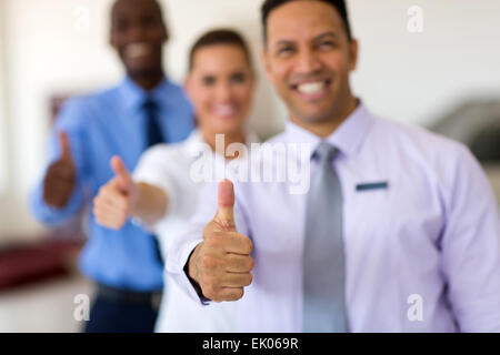 Closeup Portrait von Geschäftsleuten Daumen aufgeben Stockfoto