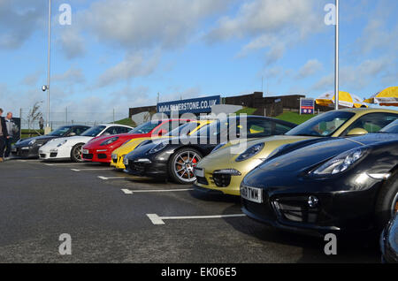 Viele Porsches in Silverstone 997 991 Cayman Silber rot schwarz weiß Stockfoto