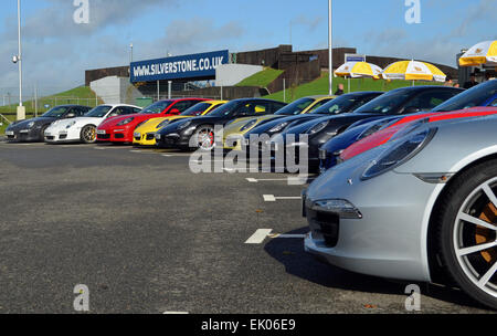 Viele Porsches in Silverstone 997 991 Cayman Silber rot schwarz weiß Stockfoto