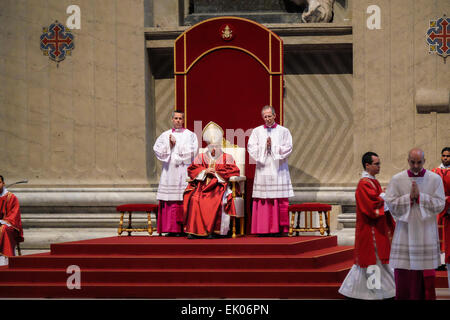 Vatikan-Stadt. 3. April 2015. Am Karfreitag feierte Papst Francis die Leidenschaft des Heiligen Petrus in der Basilika St. Peter. Feier der Passion in St. Peter - Celebrazione della Passion Credit: © wirklich Easy Star/Alamy Live News Stockfoto