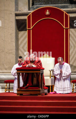 Vatikan-Stadt. 3. April 2015. Am Karfreitag feierte Papst Francis die Leidenschaft des Heiligen Petrus in der Basilika St. Peter. Feier der Passion in St. Peter - Celebrazione della Passion Credit: © wirklich Easy Star/Alamy Live News Stockfoto