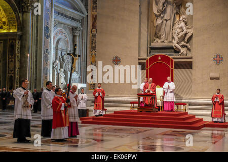 Vatikan-Stadt. 3. April 2015. Am Karfreitag feierte Papst Francis die Leidenschaft des Heiligen Petrus in der Basilika St. Peter. Feier der Passion in St. Peter - Celebrazione della Passion Credit: © wirklich Easy Star/Alamy Live News Stockfoto