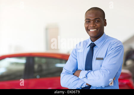 Porträt des afroamerikanischen Auto Verkaufsberater mit Armen gefaltet im showroom Stockfoto