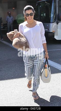 Eva Longoria reist mit einem flauschige braune Kissen am Los Angeles International Airport (LAX) Featuring: Eva Longoria Where: Los Angeles, California, Vereinigte Staaten von Amerika als: 29 Sep 2014 Stockfoto