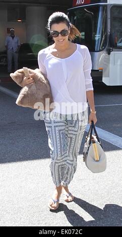 Eva Longoria reist mit einem flauschige braune Kissen am Los Angeles International Airport (LAX) Featuring: Eva Longoria Where: Los Angeles, California, Vereinigte Staaten von Amerika als: 29 Sep 2014 Stockfoto