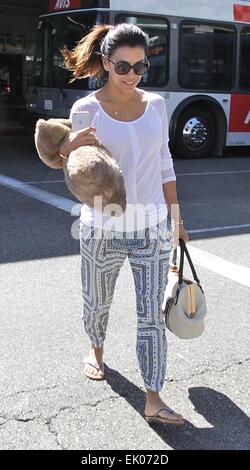 Eva Longoria reist mit einem flauschige braune Kissen am Los Angeles International Airport (LAX) Featuring: Eva Longoria Where: Los Angeles, California, Vereinigte Staaten von Amerika als: 29 Sep 2014 Stockfoto