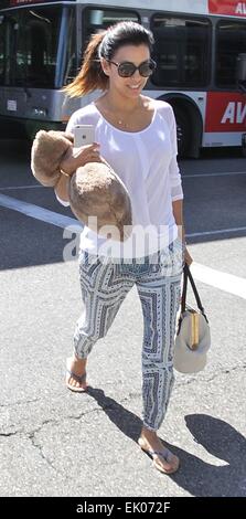 Eva Longoria reist mit einem flauschige braune Kissen am Los Angeles International Airport (LAX) Featuring: Eva Longoria Where: Los Angeles, California, Vereinigte Staaten von Amerika als: 29 Sep 2014 Stockfoto