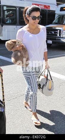 Eva Longoria reist mit einem flauschige braune Kissen am Los Angeles International Airport (LAX) Featuring: Eva Longoria Where: Los Angeles, California, Vereinigte Staaten von Amerika als: 29 Sep 2014 Stockfoto