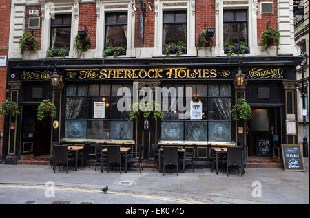 LONDON, UK - 1. April 2015: Das traditionelle äußere des Sherlock Holmes-Wirtshaus an der Northumberland Street in Westminste Stockfoto