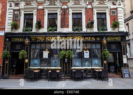 LONDON, UK - 1. April 2015: Das traditionelle äußere des Sherlock Holmes-Wirtshaus an der Northumberland Street in Westminste Stockfoto