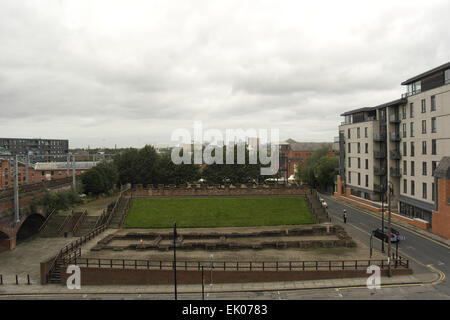 Blick in den grauen Himmel, von Duke Street Schritte zum Deansgate Metrolink Station, Getreidespeicher und Burgwall 4. Etappe römisches Kastell, Manchester Stockfoto