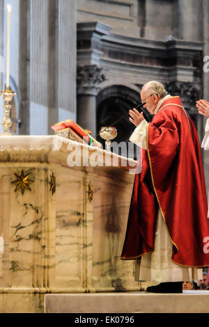 Vatikan-Stadt. 3. April 2015. Am Karfreitag feierte Papst Francis die Leidenschaft des Heiligen Petrus in der Basilika St. Peter. Feier der Passion in St. Peter - Celebrazione della Passion Credit: © wirklich Easy Star/Alamy Live News Stockfoto