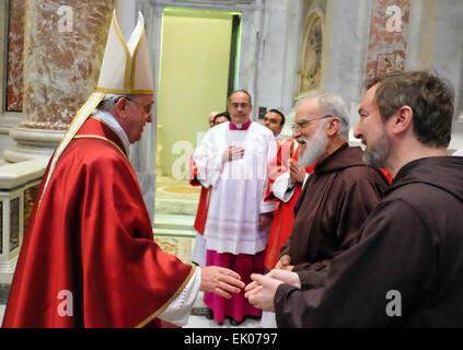 Vatikan-Stadt. 3. April 2015. Am Karfreitag feierte Papst Francis die Leidenschaft des Heiligen Petrus in der Basilika St. Peter. Feier der Passion in St. Peter - Celebrazione della Passion Credit: © wirklich Easy Star/Alamy Live News Stockfoto