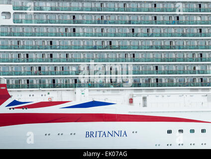 Las Palmas, Gran Canaria, Kanarische Inseln, Spanien. Freitag, 3. April 2015. Karfreitag: Passagiere blicken von einigen von den 15 Decks ab die größte Kreuzfahrtschiff für den britischen Markt gebaut: P & O Kreuzfahrten Flaggschiff, Britannia, machen ihren ersten Besuch in Las Palmas die Hauptstadt von Gran Canaria. Das Schiff gilt als der weltweit größte Union Jack, haben die auf dem Rumpf des Schiffes Credit gemalt: ALANDAWSONPHOTOGRAPHY/Alamy Live News Stockfoto