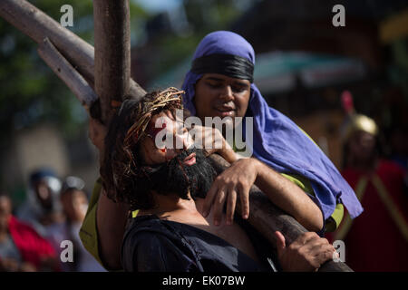 Santo Domingo, Dominikanische Republik. 3. April 2015. Anhänger nehmen Teil in der Darstellung der "Via Crusis" auf Karfreitag als Bestandteil der Karwoche, in Santo Domingo, Dominikanische Republik, am 3. April 2015 zu begehen. Bildnachweis: Fran Afonso/Xinhua/Alamy Live-Nachrichten Stockfoto