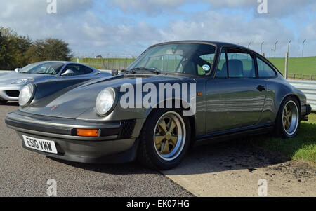 Metallic Grau Porsche 911 mit Gold Fuchs Räder Stockfoto