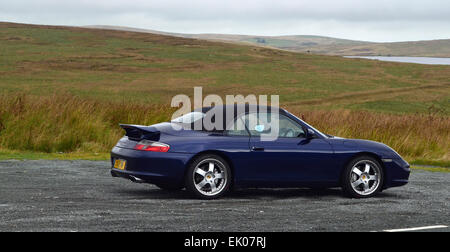 Blaue Porsche 996 Carrera 4 Tiptronic S Cabrio Stockfoto