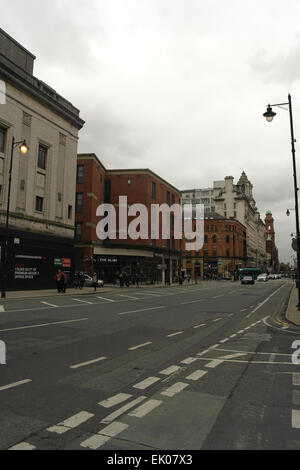 Grauer Himmel Porträt Oxford Street Hall Street in Richtung ehemalige Odeon Kino, Alibi Restaurant, Palace Hotel, Manchester, UK Stockfoto