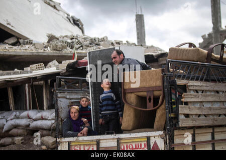 (150403)--KOBANE (Syrien), 3. April 2015 (Xinhua)--einer syrischen kurdischen Familie betrachten zerstörte Gebäude nach ihrer Ankunft in Kobane, Syrien, 3. April 2015. Einige syrische Flüchtlinge, die in die Türkei geflohen kehrte Kobane nach kurdischen Kämpfern islamischer Staat (IS)-Kämpfer aus der Stadt vertrieben. (Xinhua/Ahmad Halabisaz) Stockfoto