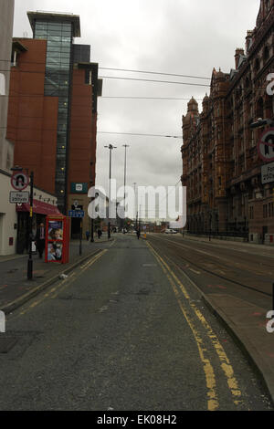 Grauen Himmel Porträt schmale Straße an der Seite von Metrolink Straßenbahn, unteren Mosley Street von Peter Street, Manchester, UK Stockfoto