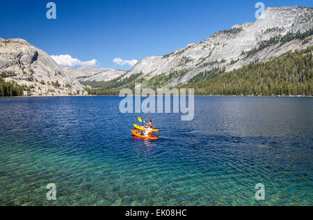 Kajakfahrer im Tenaya See im Yosemite National Park Stockfoto