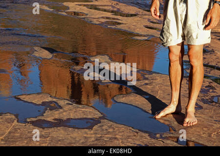 Tourist durch Reflexion des Cathedral Rock in Oak Creek in Sedona Stockfoto