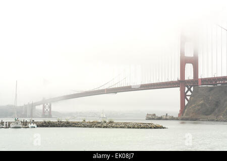 Graue Advektion Nebel Himmelsblick von Fort Baker Horseshoe Bay nach Kalk Point Nebel Station und Golden Gate Bridge, San Francisco, USA Stockfoto