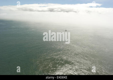 Sonnigen blauer Himmel zu sehen, östlich von Golden Gate Bridge, über Gewässern San Francisco Bay Yacht und weißen Advektion Nebel Cloud, USA Stockfoto