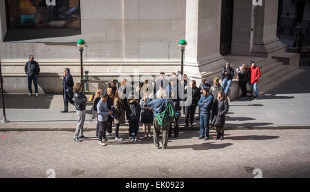 Eine gehende Tour hält direkt vor der Federal Hall an der Wall Street in Lower Manhattan in New York auf Mittwoch, 1. April 2015. (© Richard B. Levine) Stockfoto