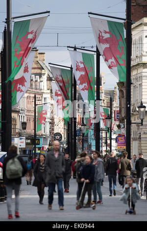 St. Mary Street in Cardiff, Südwales an einem warmen sonnigen Tag. Stockfoto