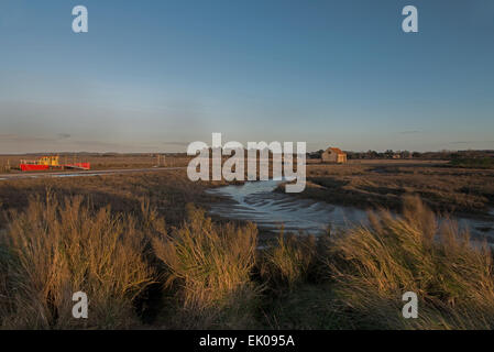 Abendlicht über den schlammigen Bach bei Ebbe Holme Dünen Naturreservat, Dornweiler Norfolk England. UK, GB Stockfoto