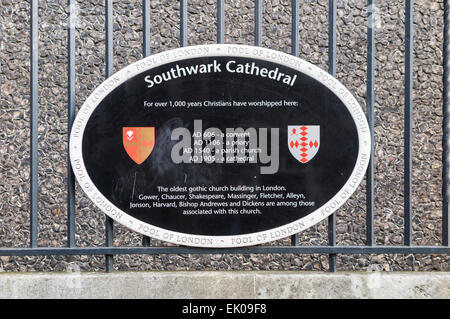 Plakette mit den Namen und Einzelheiten der Southwark Cathedral im Pool von London, das älteste gotische Kirche, die Londoner Stadtteil Southwark, London SE1, UK Stockfoto