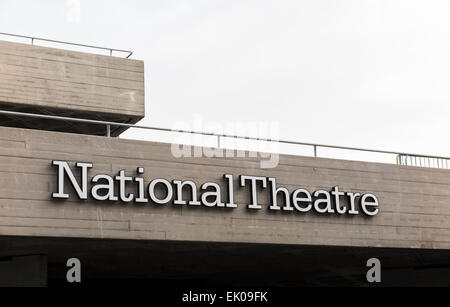 National Theater Name sign auf hoher Ebene vom Bahndamm Riverside Promenade gesehen, South Bank, Lambeth/Southwark, London, SE1, UK Stockfoto