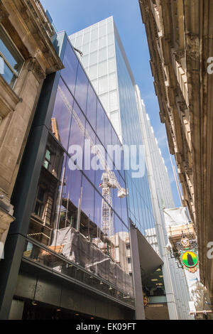 Gericht, St. Swithin's Lane, London EG4 Headquarter der Rothschild Bank in der Londoner City mit Reflexion der Turmdrehkran Stockfoto